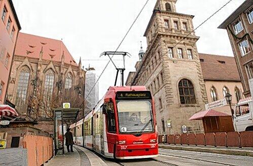 Eine Haltstelle direkt am Rathaus. Künftig könnte die Straßenbahn mitten durch die City fahren.