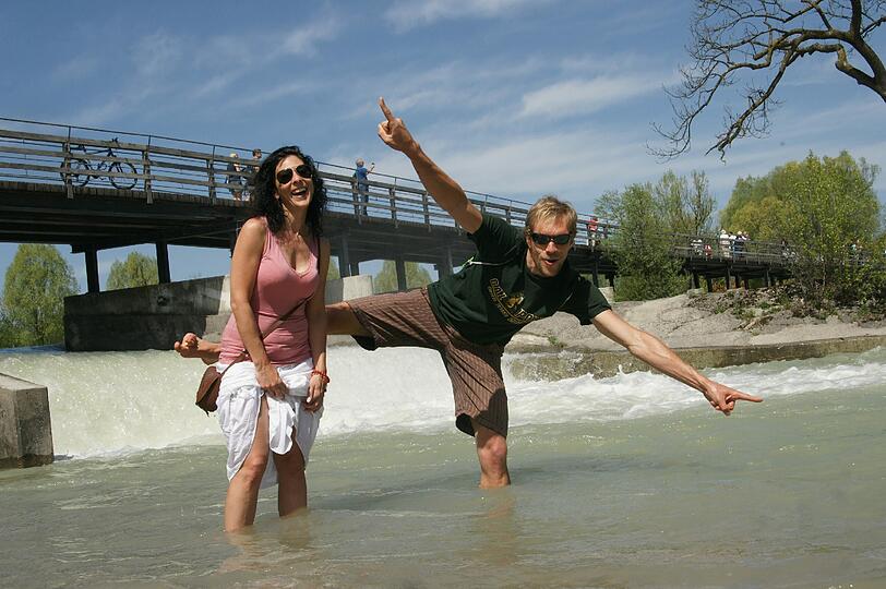 Lässige Pose in der Isar. Was soll man bei diesem Wetter auch anderes haben als gute Laune.