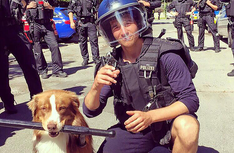 Felix Neureuther und Hund Buddy posieren für ein gemeinsames Foto.