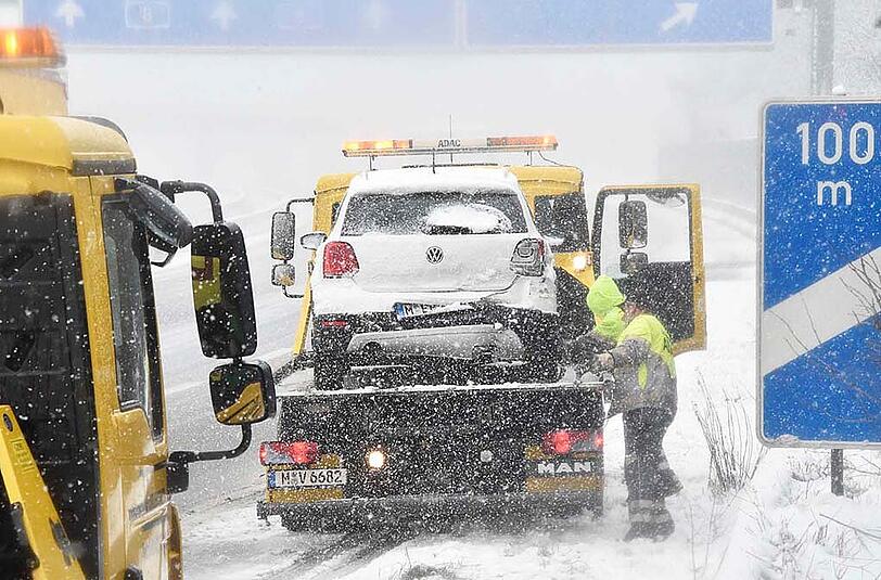 Bilder vom Verkehrsunfall auf der A8 bei Holzkirchen: Auch ein VW Polo war in den Verkehrsunfall verwickelt.