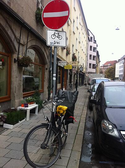 Fest verschlossen: Ein Radl am "Fahrrad frei" Schild.