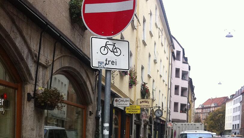 Fest verschlossen: Ein Radl am "Fahrrad frei" Schild. Fest verschlossen: Ein Radl am "Fahrrad frei" Schild.