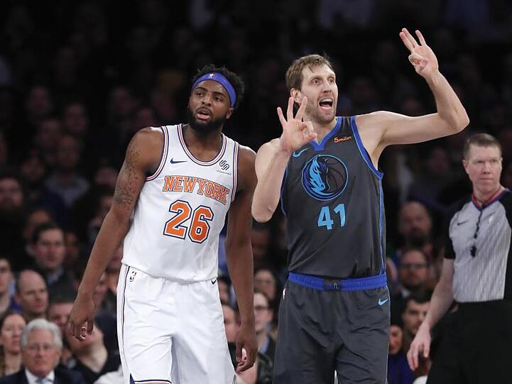 Dirk Nowitzki (r) erzielte 14 Punkte gegen die New York Knicks.