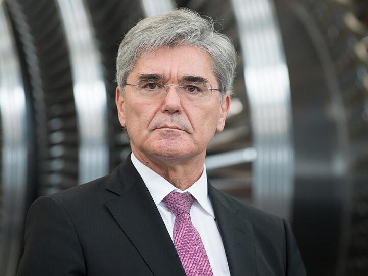Siemens-Vorstand Joe Kaeser blickt in die Kamera. Foto: Sebastian Kahnert/dpa-Zentralbild/dpa/Archivbild