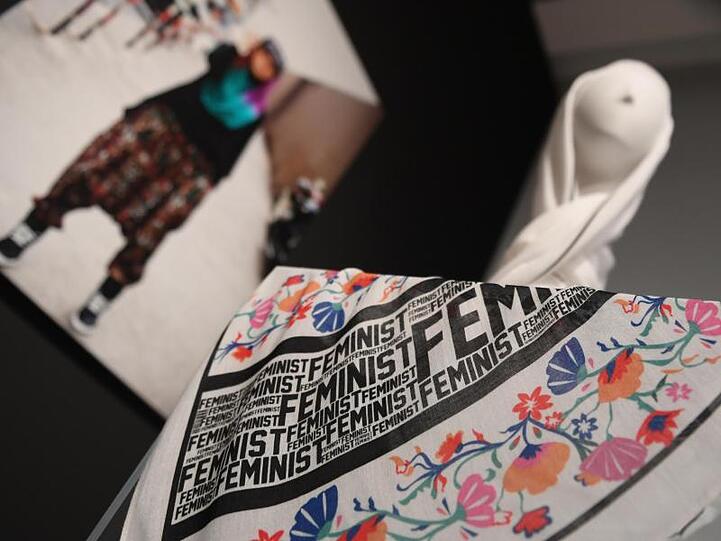 Ein Kopftuch mit der Aufschrift "Feminist" ist eines der Exponate der Ausstellung "Contemporary Muslim Fashions".