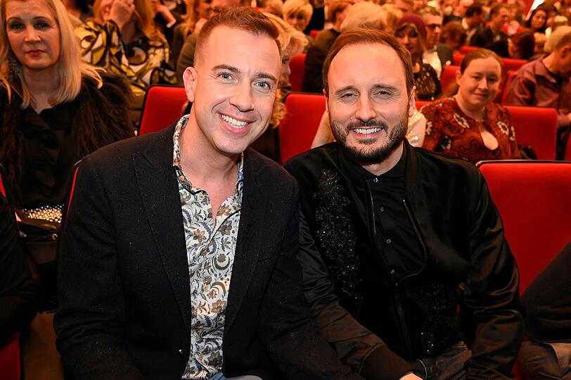 Gabor Tordai-Lejko und Mann Fabian Stillinger sind zu Gast auf der Premierenveranstaltung von "Der große Gatsby".