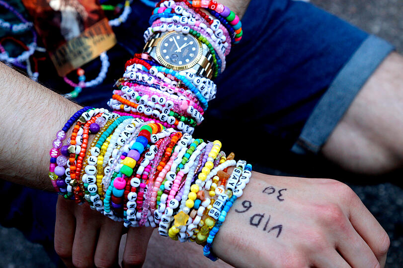 Bunte Armbändchen so weit das Auge reicht.