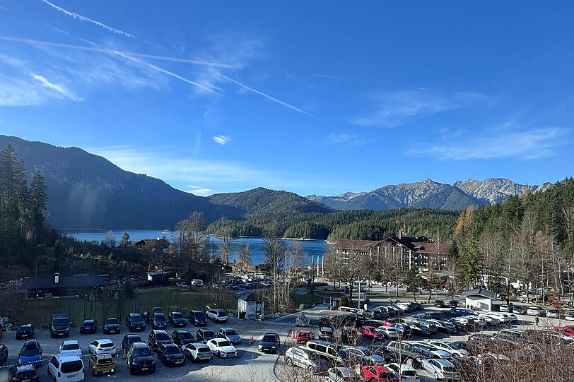 Der Parkplatz am Eibsee ist h&auml;ufig gut gef&uuml;llt.