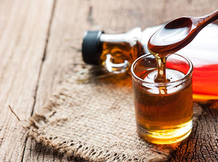 Nach dem Kochen den Chai Latte Sirup komplett abk&uuml;hlen lassen, durch ein Sieb gie&szlig;en und in eine saubere Glasflasche f&uuml;llen. K&uuml;hl und dunkel gelagert, ist er mehrere Monate haltbar. Tipp: Der Sirup eignet sich super als kleines Geschenk oder Mitbringsel. Wer doch lieber Kaffee statt Tee mag, sollte den n&auml;chsten Trend ausprobieren: Dalgona Coffee.