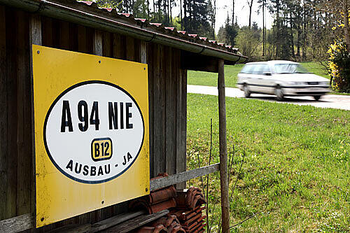 Ein Protestplakat im Isental: Der juristische Kampf gegen das Autobahnprojekt ist verloren.