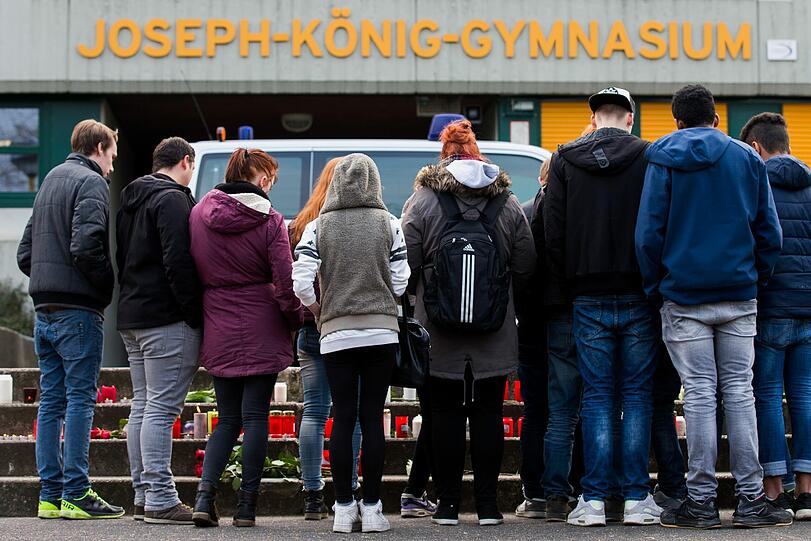 Trauer und Schock in Haltern am See: 16 Schüler und zwei Lehrer des Joseph-Könnig-Gymnasiums sind bei dem tragischen Flugzeugabsturz einer Germanwings-Maschine ums Leben gekommen.