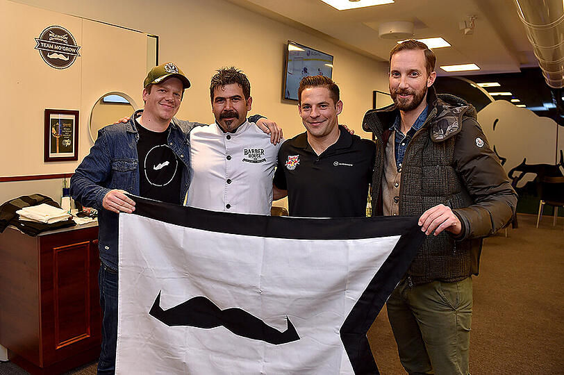 EHC-Star Yannic Seidenberg lässt sich für den Movember rasieren und fühlt sich etwas nackt danach