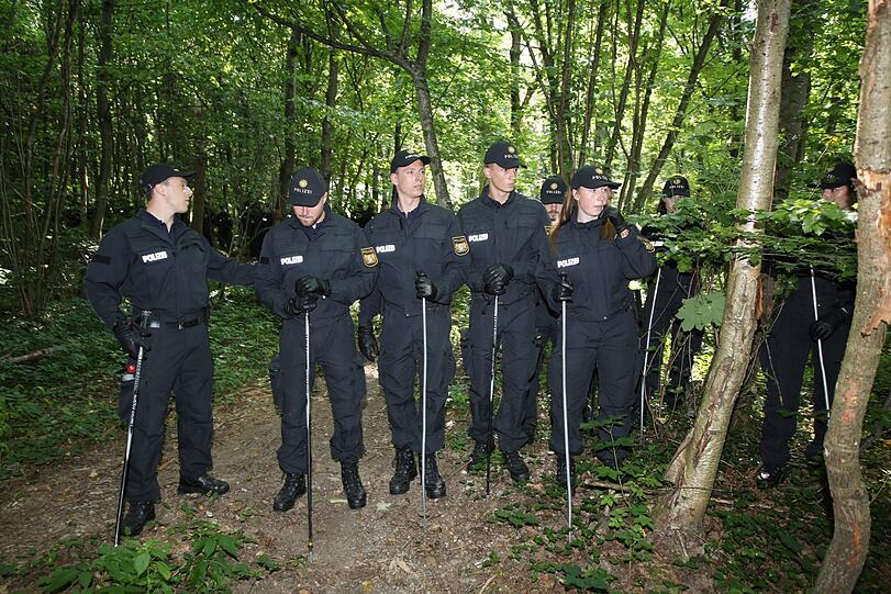 Rund 150 Einsatzkräfte durchsuchten am Freitagvormittag den Truderinger Wald bei Waldperlach.
