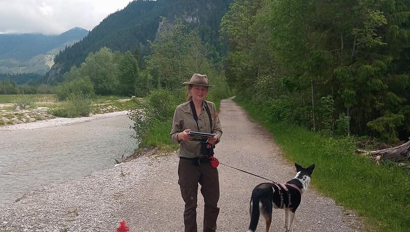 Die Rangerin im Naturpark. Die Rangerin im Naturpark.