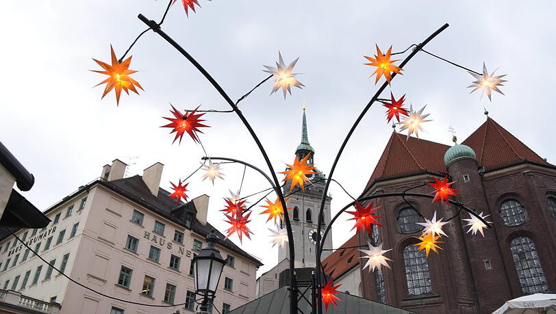 Vom Alten Peter kann man besonders gut auf die Lichter auf dem Christkindlmarkt am Viktualienmarkt schauen. Vom Alten Peter kann man besonders gut auf die Lichter auf dem Christkindlmarkt am Viktualienmarkt schauen.