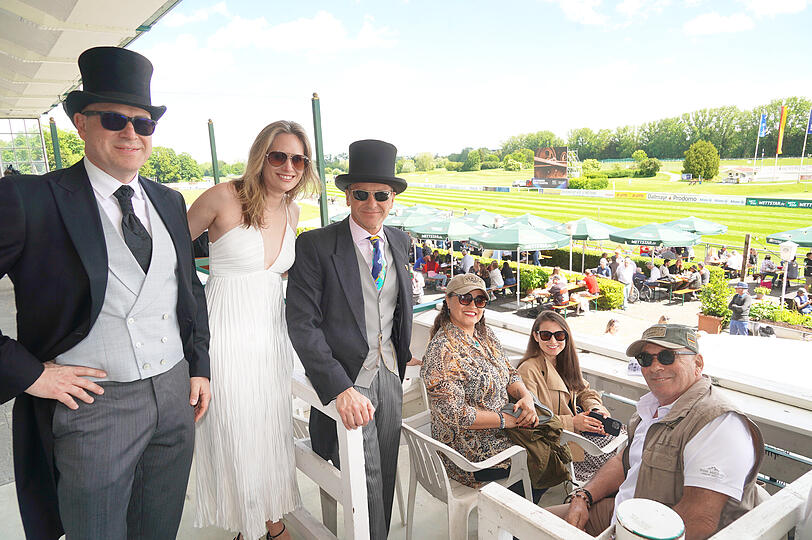Ganz im Ascot-Look (von links): Florian Blencke, Kimberly Nelson und Dr. Rudolf King.