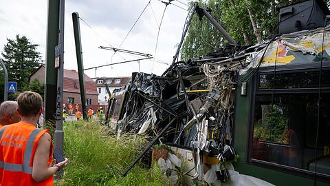 Eine Stra&szlig;enbahn in Neu Hohensch&ouml;nhausen ist entgleist. Bei dem Unfall gab es viele Verletzte.