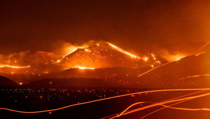 Zehntausende Hektar hat das Feuer zwischen Kalifornien und Nevada bereits erfasst. Zehntausende Hektar hat das Feuer zwischen Kalifornien und Nevada bereits erfasst.