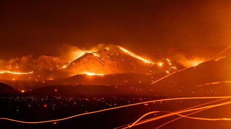Zehntausende Hektar hat das Feuer zwischen Kalifornien und Nevada bereits erfasst.