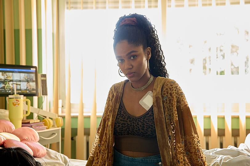 Nora (Mariama Jobe) hat Leuk&auml;mie, m&ouml;chte aber nicht den Lebensmut verlieren. Sie freundet sich im Krankenhaus zun&auml;chst mit Yannik an.