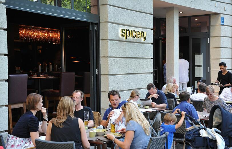 Bei den Temperaturen sitzen die Leute aber lieber am Weißenburger Platz &ndash; in der Hitze schmeckt&rsquo;s gleich noch authentischer.