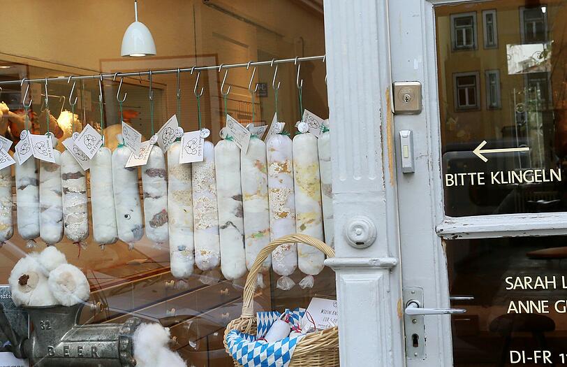 Die Wurst und anderen Kuscheltierwaren sollen zum Nachdenken anregen.