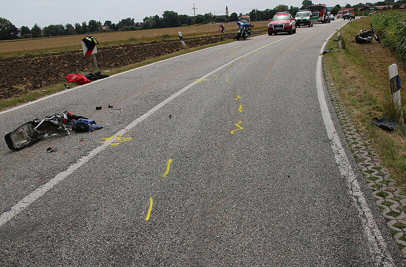 In der Nähe von Ampfing ist am Sonntag ein junger Motorradfahrer nach einem Sturz auf die Gegenfahrban gerutscht und wurde dort von einem PKW überfahren.