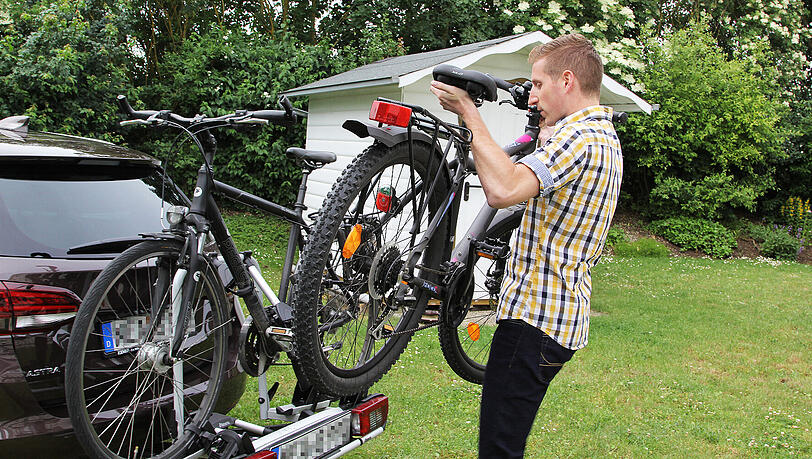 Das Fahrrad gehört für viele Urlauber dazu. Wer es mit dem Auto transportiert, muss auf die Ladungssicherung und die Gewichtsvorgaben für den Pkw achten. Das Fahrrad gehört für viele Urlauber dazu. Wer es mit dem Auto transportiert, muss auf die Ladungssicherung und die Gewichtsvorgaben für den Pkw achten.