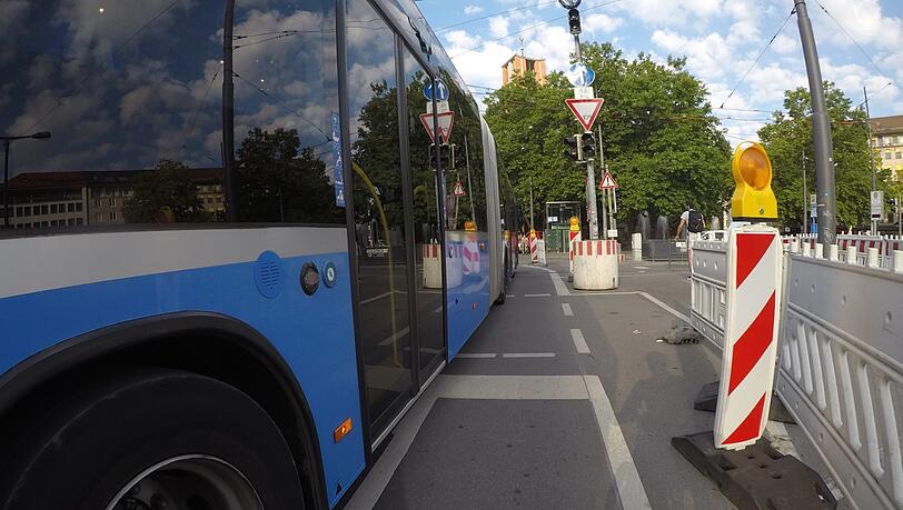 Die Radspur und der Bus: Nicht gerade viel Abstand am Sendlinger Tor. Die Radspur und der Bus: Nicht gerade viel Abstand am Sendlinger Tor.