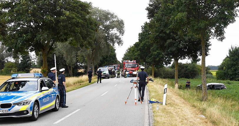 Der Mann wurde so schwer verletzt, dass er kurz nach Eintreffen der Rettungskräfte an der Unfallstelle starb.