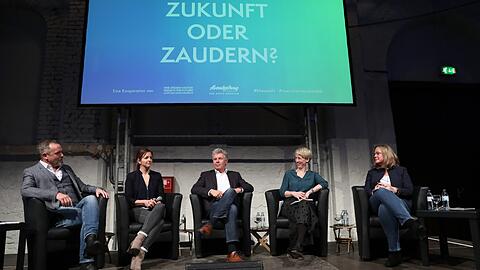 AZ-Chefredakteur Michael Schilling (links) und Katharina Habersbrunner (WCEF, rechts) mit den Kandidatinnen und dem OB.