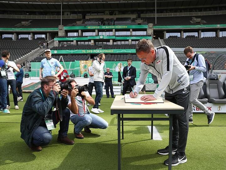 Leipzigs Trainer Ralf Rangnick schreibt in ein Erinnerungsbuch des Olympiastadions.
