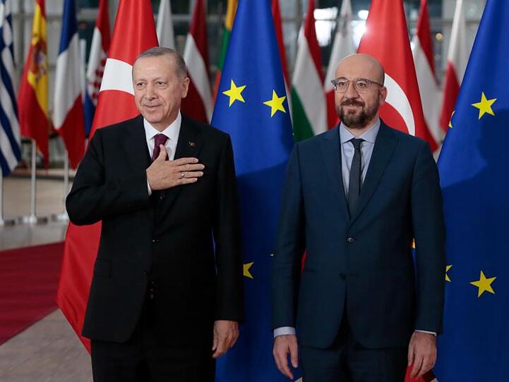 EU-Ratschef Charles Michel epmfängt den türkischen Präsidenten Recep Tayyip Erdogan in Brüssel.