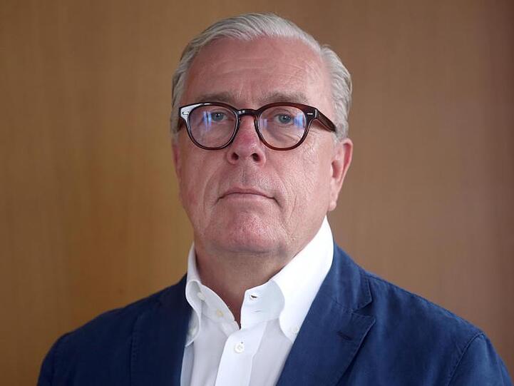 Ärztepräsident Klaus Reinhardt möchte, dass die Polizei Reiserückkehrer aus Corona-Risikogebieten überwacht.