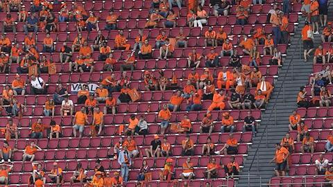Niederländische Fans vor Beginn der Partie.
