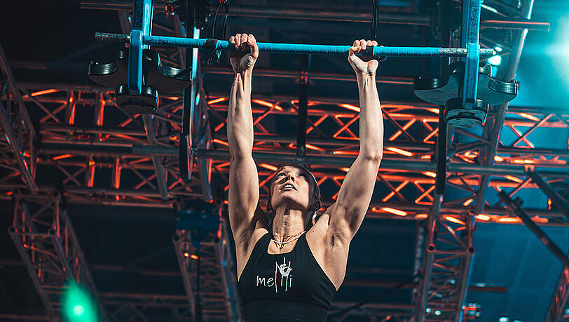 Bei Ninja, einer spektakulären Trendsportart, überwinden Sportlerinnen und Sportler einen Parcours aus Kletter-, Sprung- und Balancehindernissen.