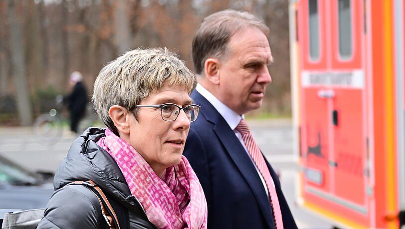 Kramp-Karrenbauer setzt sich gegen Krings durch.