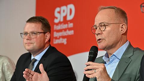 Matthias Miersch, Chef der SPD-Bundestagsfraktion (r), und Bayerns SPD-Fraktionschef Holger Grie&szlig;hammer in Bad Aibling.