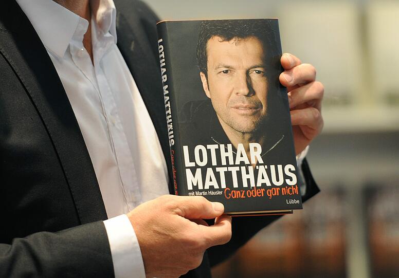 Rekordnationalspieler Lothar Matthäus hat am Donnerstag auf der Buchmesse seine Autobiografie &bdquo;Ganz oder gar nicht&ldquo; vorgestellt. Die Bilder aus Frankfurt.