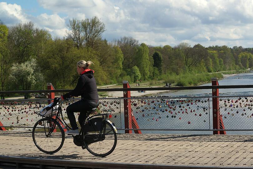 Ostern 2014 in München: AZ-Fotograf Daniel von Loeper hat am Wochenende die Biergärten, die Isar, den Tierpark und den Englischen Garten besucht und tolle Fotos gemacht. So schön war das Osterwochenende...