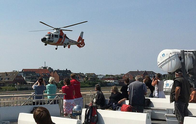 Das Fährschiff «Adler-Express» liegt am 04.06.2014 nach einer Kollision im Hafen der nordfriesischen Insel Amrum (Schleswig-Holstein). Das Fährschiff der Reederei Adler-Schiffe rammte beim Anlegen mit dem Bug den Anleger. Dabei wurden mehrere Menschen verletzt. Foto: Sebastian Engel