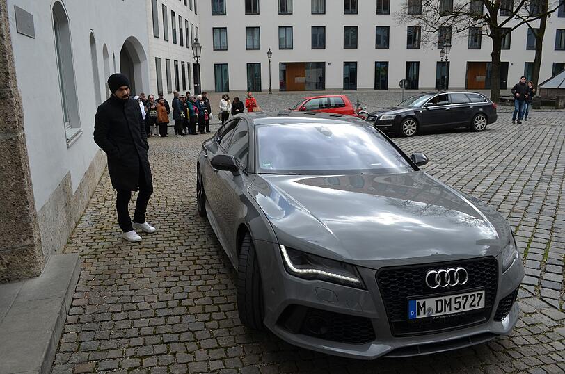 Um 11.50 Uhr kam David Alaba beim Bayern-Doc Müller-Wohlfahrt an. Auf Krücken humpelte er in die Praxis.
