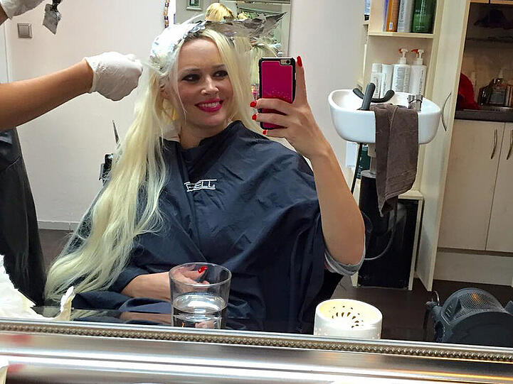 Daniela Katzenberger entspannt beim Friseur