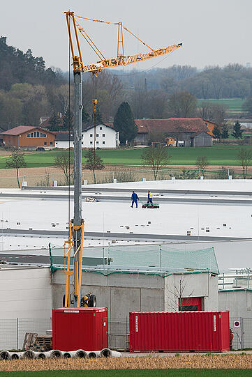 Ein paar Kräne stehen am ersten April noch. Doch bald soll der Betrieb wieder aufgenommen werden.
