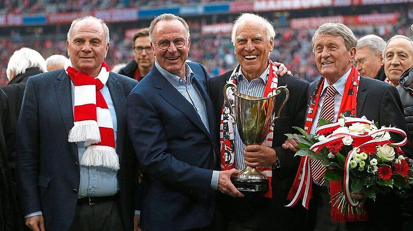 Ehre in der Arena (v.l.): Präsident Hoeneß, Vorstandsboss Rummenigge und die beiden Ex-Spieler Roth und Olk.