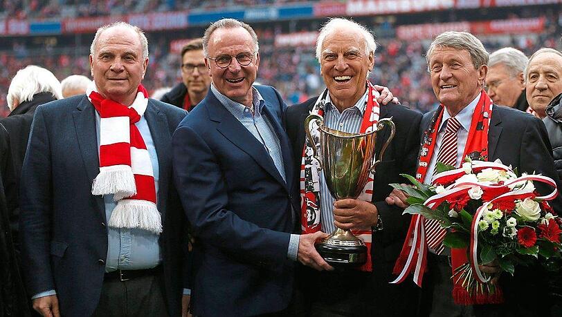 Ehre in der Arena (v.l.): Präsident Hoeneß, Vorstandsboss Rummenigge und die beiden Ex-Spieler Roth und Olk. Ehre in der Arena (v.l.): Präsident Hoeneß, Vorstandsboss Rummenigge und die beiden Ex-Spieler Roth und Olk.