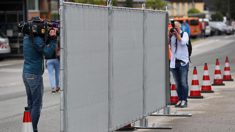Nürnberg: Kameramänner filmen am bei der Autobahnmeisterei Fischbach spezielle Sichtschutzwände, die Unfallstellen von neugierigen Blicken abschirmen sollen. Vor etwa einem Jahr sind zwei Autobahnmeistereien mit Sichtschutzwänden ausgestattet worden - seitdem kamen diese acht Mal zum Einsatz.