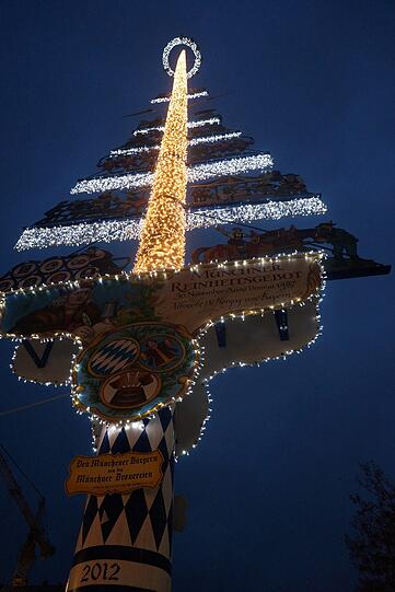 So hell leuchtet der Maibaum am Viktualienmarkt.