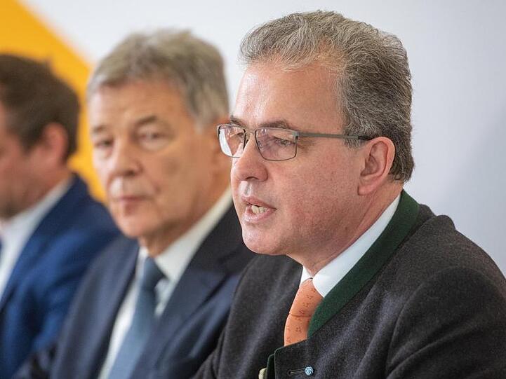 Thorsten Glauber, Joachim Hanisch und Florian Streibl (l-r). Foto: Armin Weigel/dpa