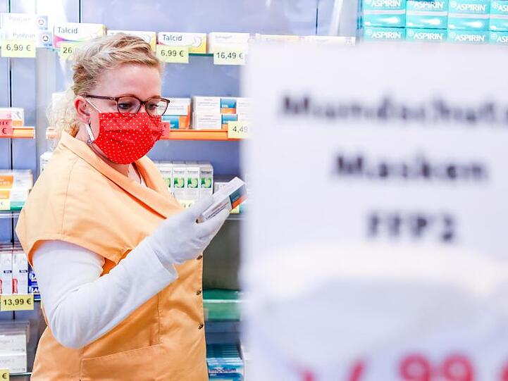 Eine Mitarbeiterin einer Leipziger Apotheke mit einem selbst genähten Mundschutz.